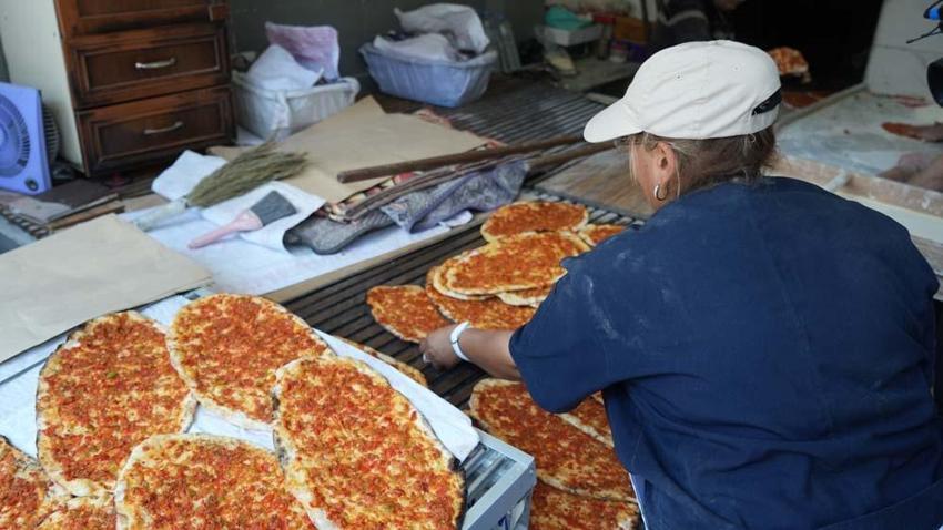 Gaziantep'in kadın pide ustası erkeklere taş çıkartıyor! Her gün bin 500 ekmek yaptık