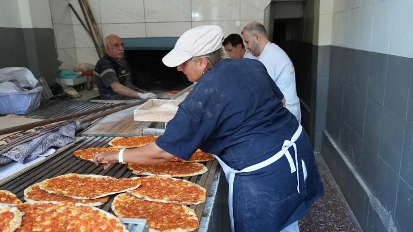 Gaziantep'in kadın pide ustası erkeklere taş çıkartıyor! Her gün bin 500 ekmek yaptık