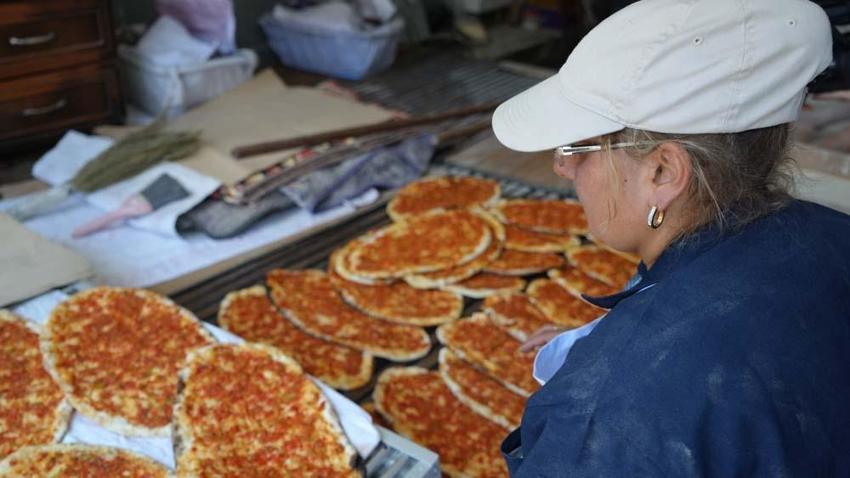 Gaziantep'in kadın pide ustası erkeklere taş çıkartıyor! Her gün bin 500 ekmek yaptık