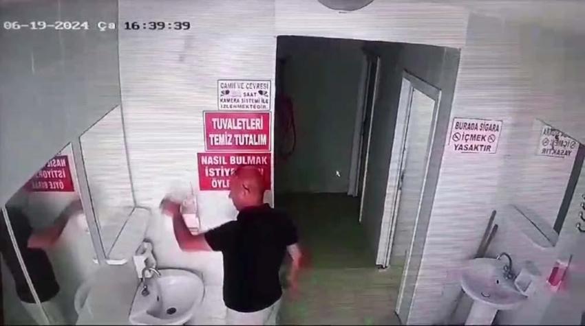 Cami tuvaletinde şok eden anlar! "Sözün bittiği yerdeyiz"