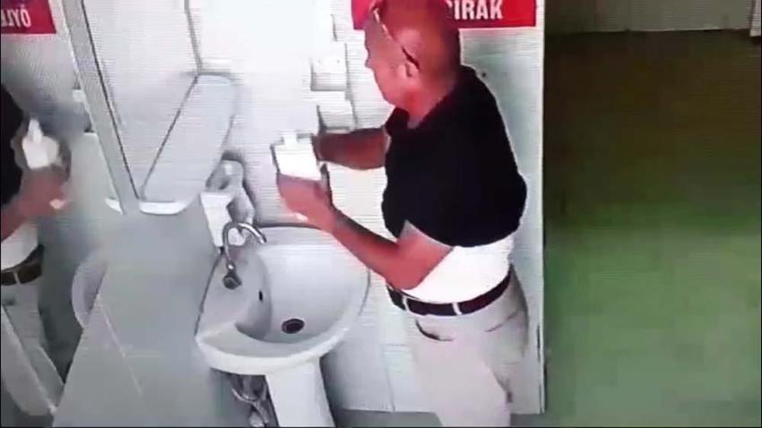 Cami tuvaletinde şok eden anlar! "Sözün bittiği yerdeyiz"