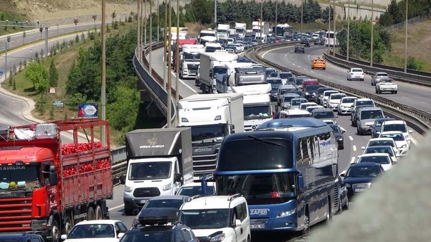 Tatilcilerin dönüş yolunda trafik yoğunluğu başladı! Otogar ve yollar doldu taştı