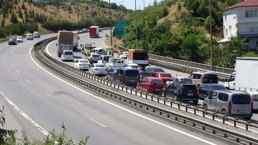 Tatilcilerin dönüş yolunda trafik yoğunluğu başladı! Otogar ve yollar doldu taştı