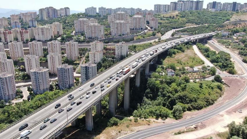 Tatilcilerin dönüş yolunda trafik yoğunluğu başladı! Otogar ve yollar doldu taştı