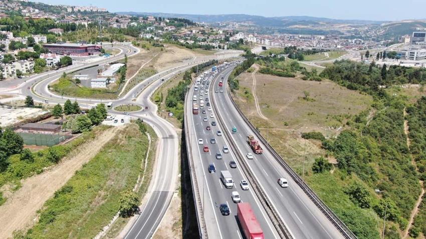 Tatilcilerin dönüş yolunda trafik yoğunluğu başladı! Otogar ve yollar doldu taştı