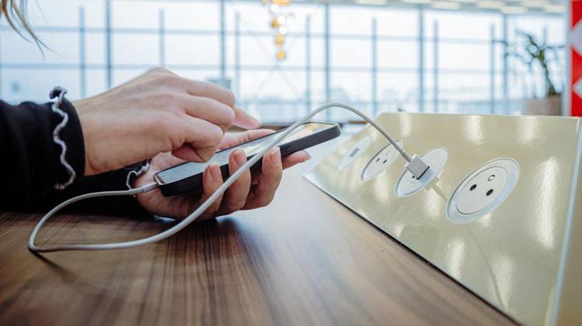 Cep telefonunu dışarıda şarj edenlere uyarı geldi! Tüm bilgileriniz dolandırıcıların eline geçiyor