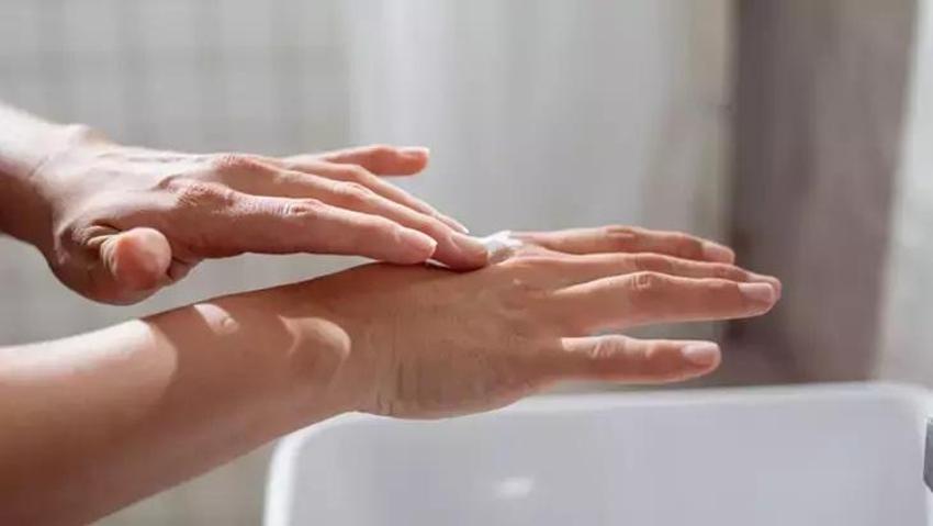 Ev yapımı nemlendirici: Bu yağ ellerde kuruluğu pamuk gibi yapıyor!