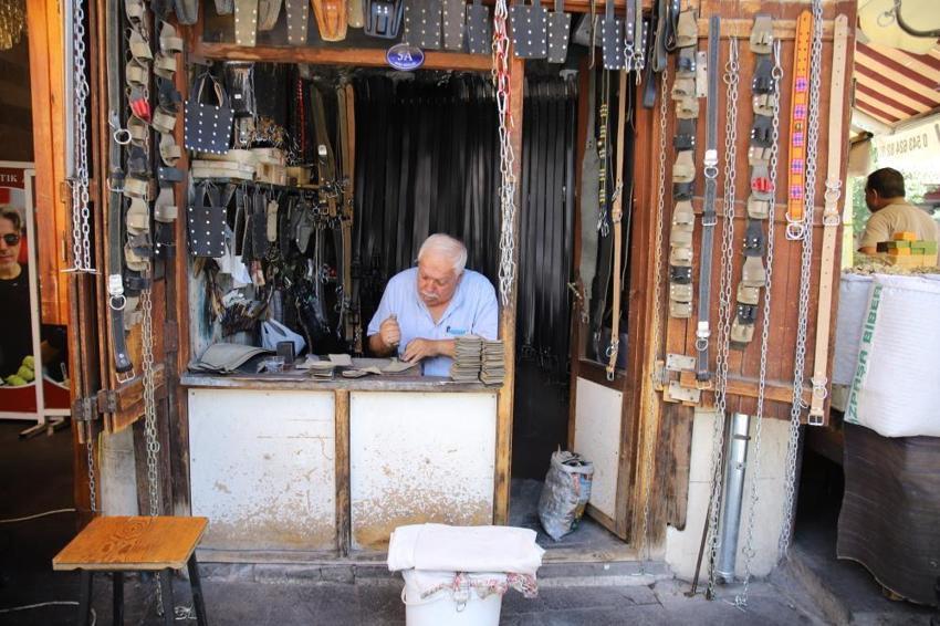 Sığır derisinden el emeği ürünler üretiyor! 47 yıllık saraciye ustası teknolojiye direniyor