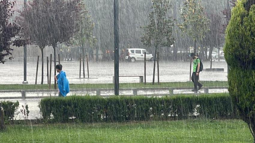Gök gürültülü sağanak yağışlar ve kuvvetli rüzgar geliyor!