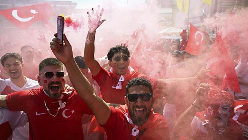 Çekya maçı öncesinde toplanan Türk taraftarlar stadyuma yürüdü
