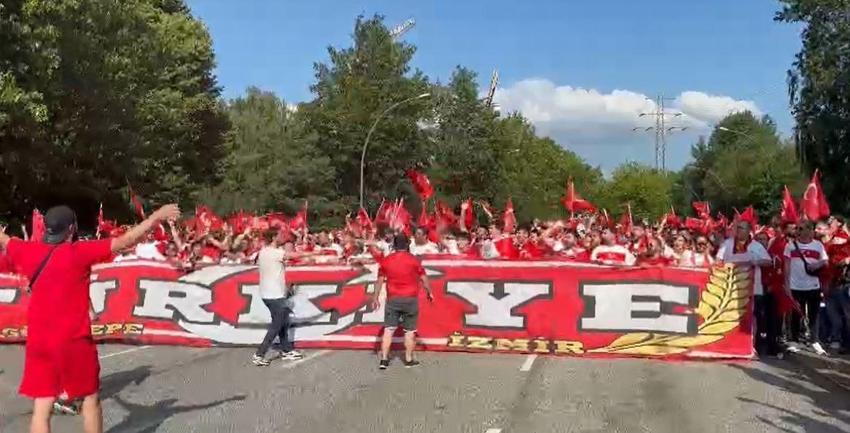 Çekya maçı öncesinde toplanan Türk taraftarlar stadyuma yürüdü