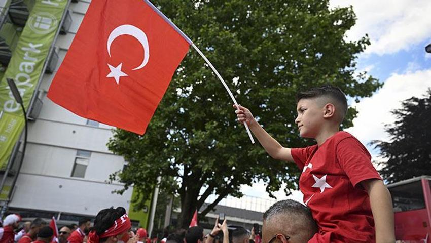 Çekya maçı öncesinde toplanan Türk taraftarlar stadyuma yürüdü