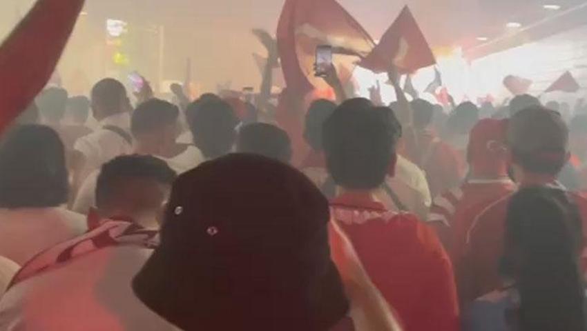 Çekya maçı öncesinde toplanan Türk taraftarlar stadyuma yürüdü