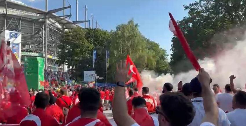 Çekya maçı öncesinde toplanan Türk taraftarlar stadyuma yürüdü