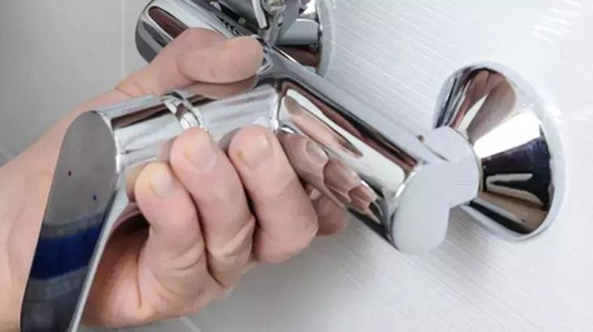 Evdeki muslukları tek dokunuşla pırıl pırıl parlatıyor! İşin sırrı 3 malzemede yatıyor
