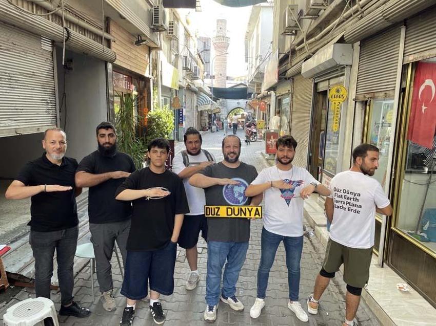 Adana'da dünyanın düz olduğunu kanıtlayamadı, sokağa "Düz Dünya" ismi verilmesi için başvurdu