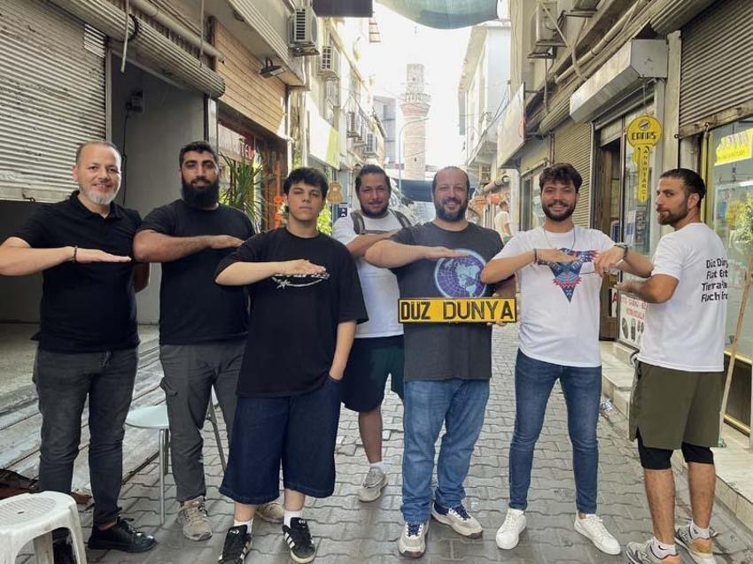 Adana'da dünyanın düz olduğunu kanıtlayamadı, sokağa "Düz Dünya" ismi verilmesi için başvurdu