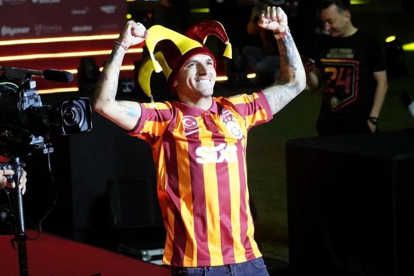 Galatasaray 2 dünya yıldızıyla anlaştı! Sağ bek ve orta saha tamam, Okan Buruk'a şampiyonluk hediyesi