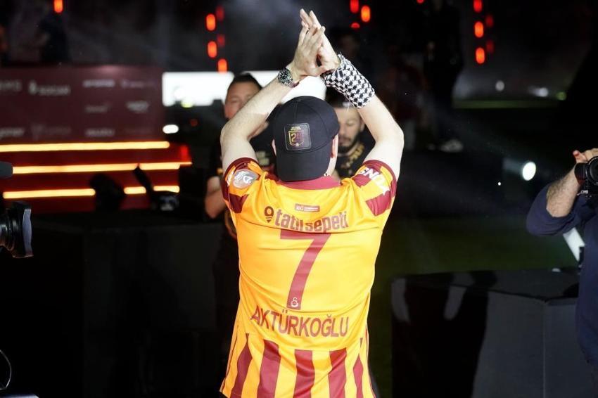 Galatasaray 2 dünya yıldızıyla anlaştı! Sağ bek ve orta saha tamam, Okan Buruk'a şampiyonluk hediyesi