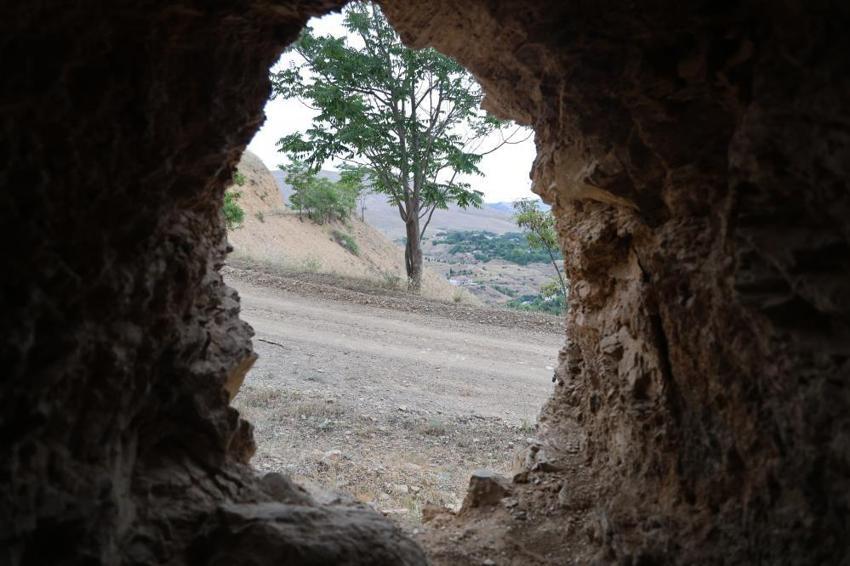 Elazığ'da efsanelere konu olan gizemli cüce tünelleri turizme kazandırılmayı bekliyor