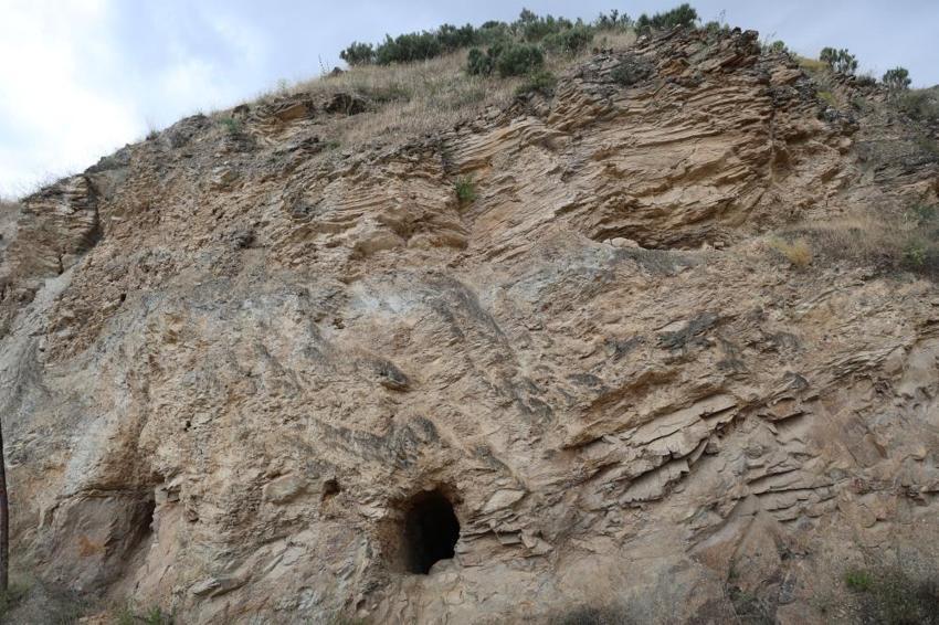 Elazığ'da efsanelere konu olan gizemli cüce tünelleri turizme kazandırılmayı bekliyor