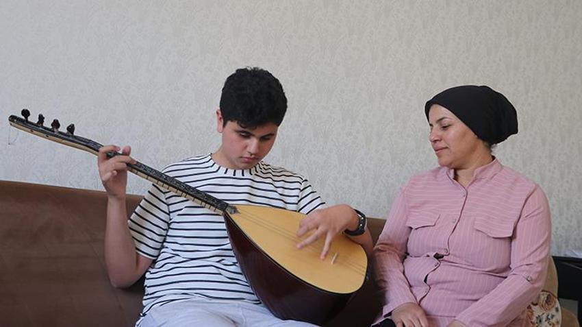 Gaziantep'in Aşık Veyseli! 'Bağlama çalarken engelli olduğumu unutuyorum'