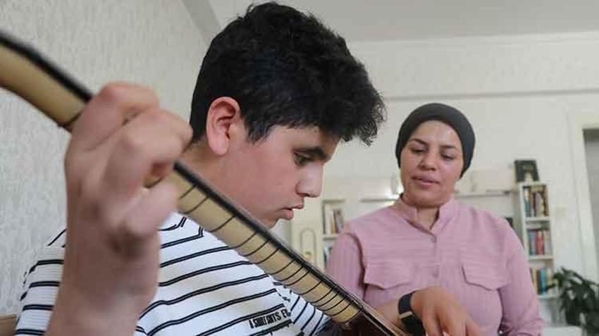 Gaziantep'in Aşık Veyseli! 'Bağlama çalarken engelli olduğumu unutuyorum'
