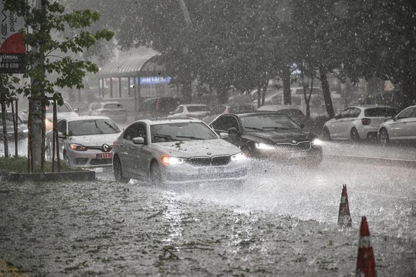 Sağanak yağışlar gök gürültüsü ve fırtına ile geliyor! Meteoroloji son raporunu yayınladı 15 şehri uyardı