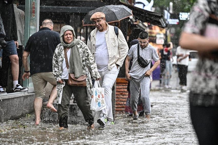 Sağanak yağışlar gök gürültüsü ve fırtına ile geliyor! Meteoroloji son raporunu yayınladı 15 şehri uyardı