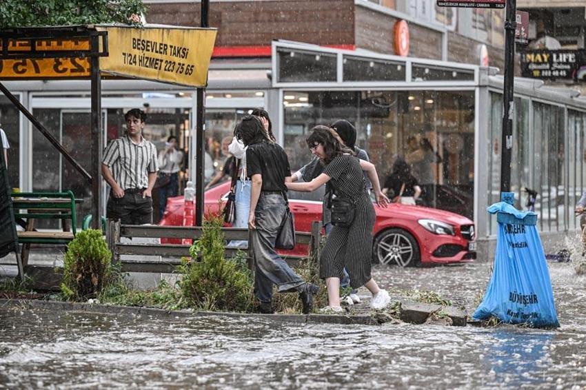 Sağanak yağışlar gök gürültüsü ve fırtına ile geliyor! Meteoroloji son raporunu yayınladı 15 şehri uyardı