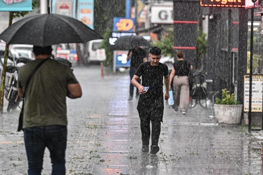 Sağanak yağışlar gök gürültüsü ve fırtına ile geliyor! Meteoroloji son raporunu yayınladı 15 şehri uyardı