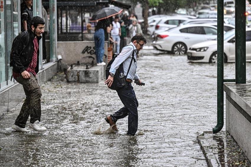 Sağanak yağışlar gök gürültüsü ve fırtına ile geliyor! Meteoroloji son raporunu yayınladı 15 şehri uyardı