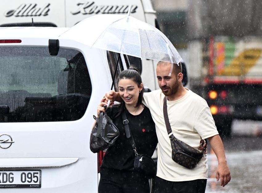Sağanak yağışlar gök gürültüsü ve fırtına ile geliyor! Meteoroloji son raporunu yayınladı 15 şehri uyardı