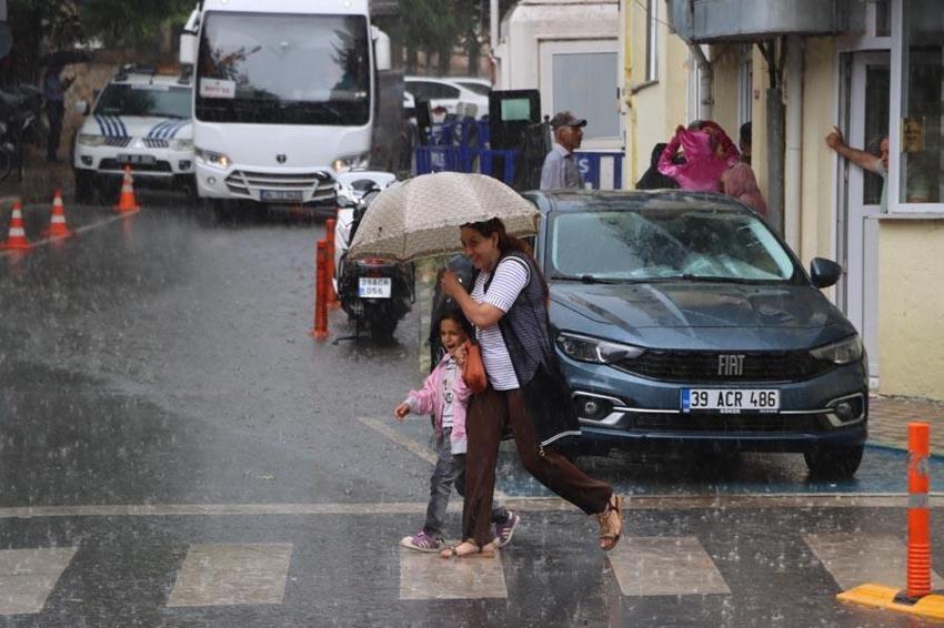 Sağanak yağışlar gök gürültüsü ve fırtına ile geliyor! Meteoroloji son raporunu yayınladı 15 şehri uyardı