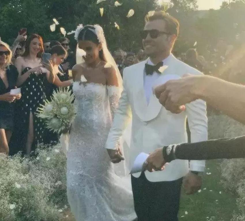 Tolga Sarıtaş ve Zeynep Mayruk’un 5 yıllık aşkında mutlu son... Çeşme'deki nikaha ünlü akını