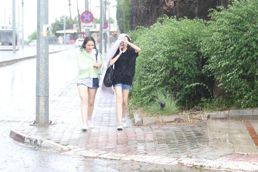 Kuvvet rüzgar ve gök gürültülü sağanak yağışlar geliyor! Meteoroloji'den 11 için yaşanabilecek olumsuzluklara karşı uyarı geldi