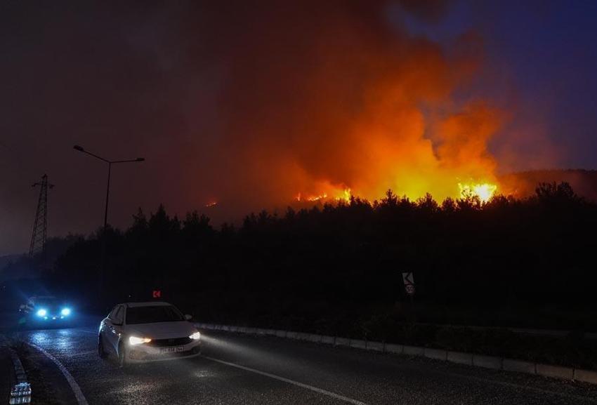 İzmir'de büyük yangın: Müdahale sabah saatlerinde yeniden başladı