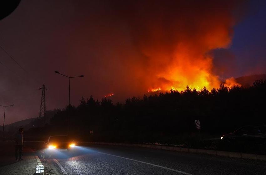 İzmir'de büyük yangın: Müdahale sabah saatlerinde yeniden başladı