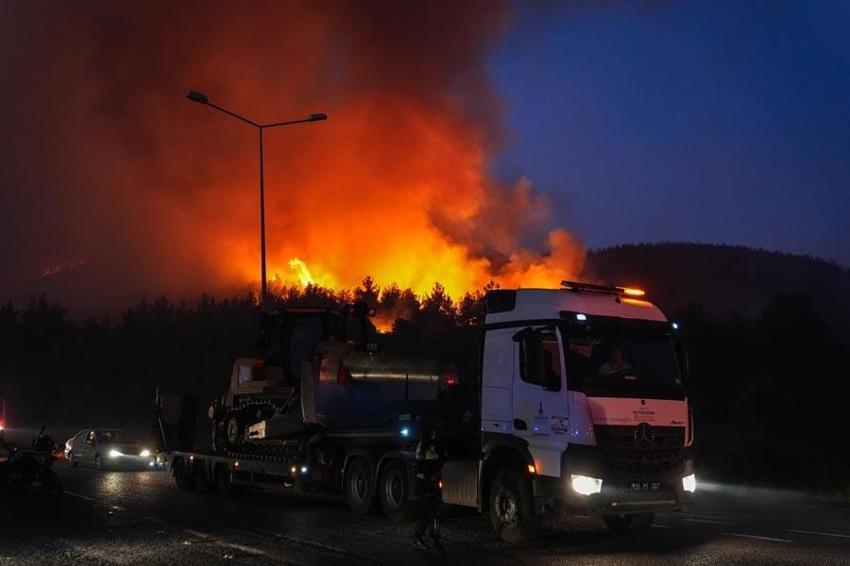 İzmir'de büyük yangın: Müdahale sabah saatlerinde yeniden başladı