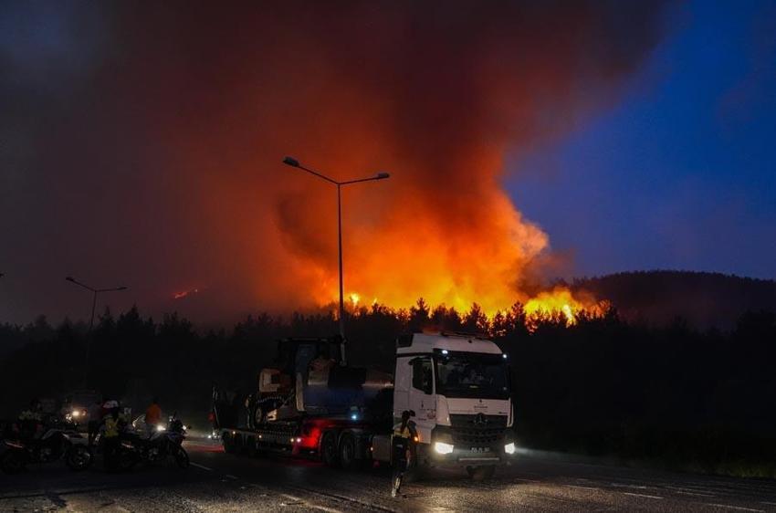 İzmir'de büyük yangın: Müdahale sabah saatlerinde yeniden başladı
