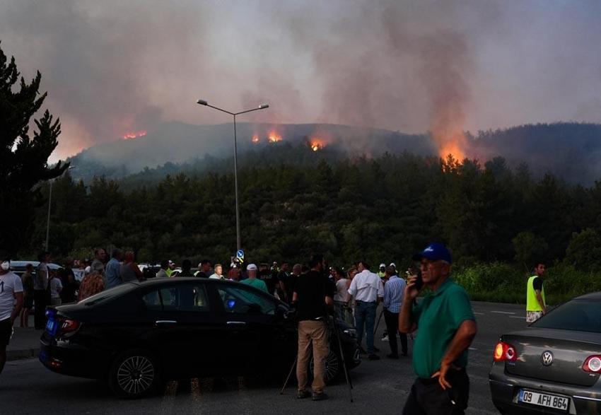İzmir'de büyük yangın: Müdahale sabah saatlerinde yeniden başladı