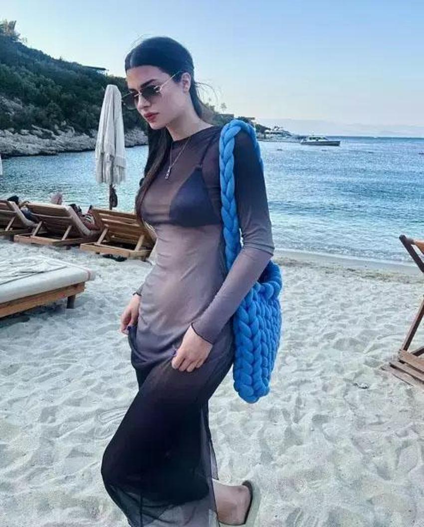 Defne Samyeli'nin kızı Derin Talu'nun teknedeki pozların yorum yağdı