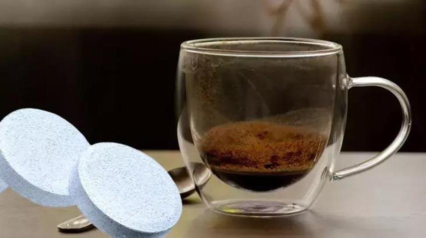 Çay, kahve lekelerini çamaşır suyu kullanmış gibi siliyor! Dakikalar içinde leke yok eden formül