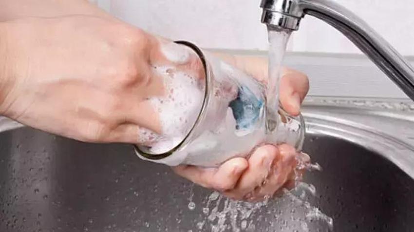 Çay, kahve lekelerini çamaşır suyu kullanmış gibi siliyor! Dakikalar içinde leke yok eden formül