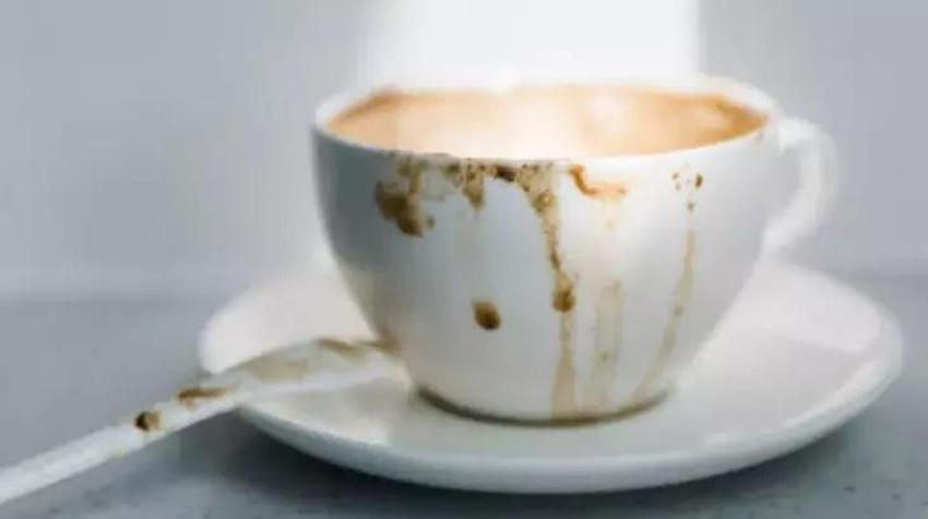 Çay, kahve lekelerini çamaşır suyu kullanmış gibi siliyor! Dakikalar içinde leke yok eden formül