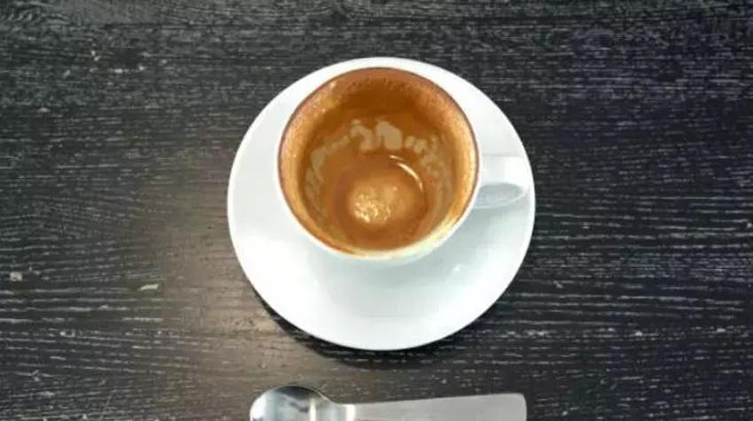 Çay, kahve lekelerini çamaşır suyu kullanmış gibi siliyor! Dakikalar içinde leke yok eden formül