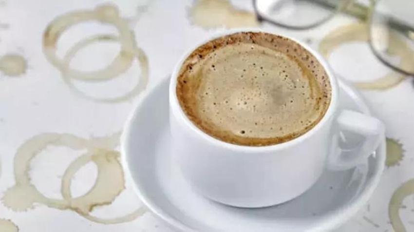 Çay, kahve lekelerini çamaşır suyu kullanmış gibi siliyor! Dakikalar içinde leke yok eden formül