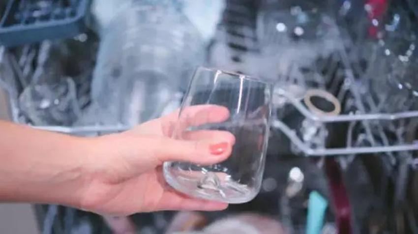 Çay, kahve lekelerini çamaşır suyu kullanmış gibi siliyor! Dakikalar içinde leke yok eden formül