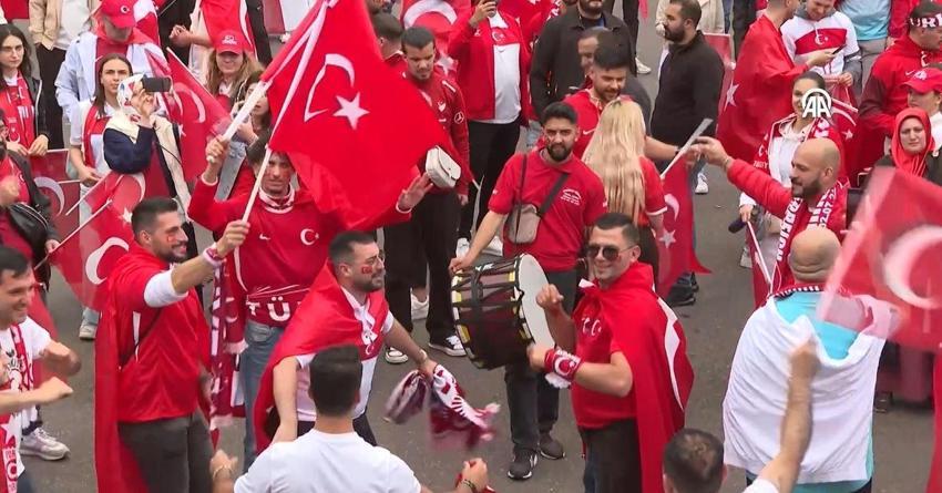 Almanya'da yer gök kırmızı-beyaza döndü
