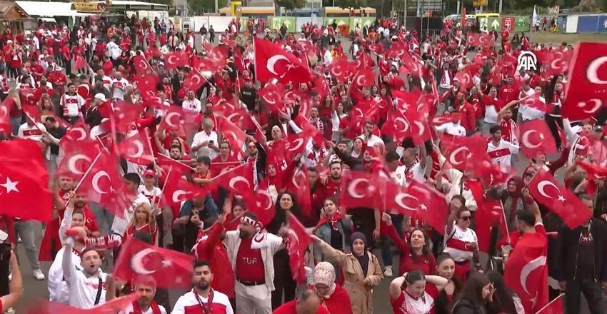 Almanya'da yer gök kırmızı-beyaza döndü